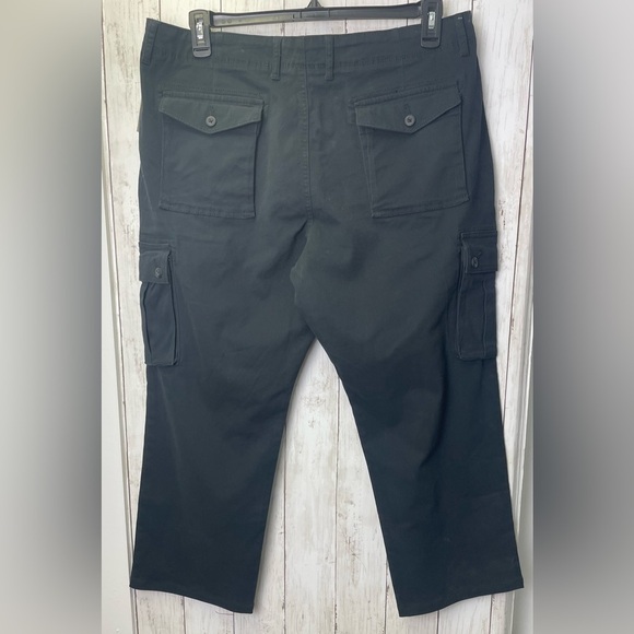 Amazon essentials Men's Black Cargo Pants - Picture 4 of 10